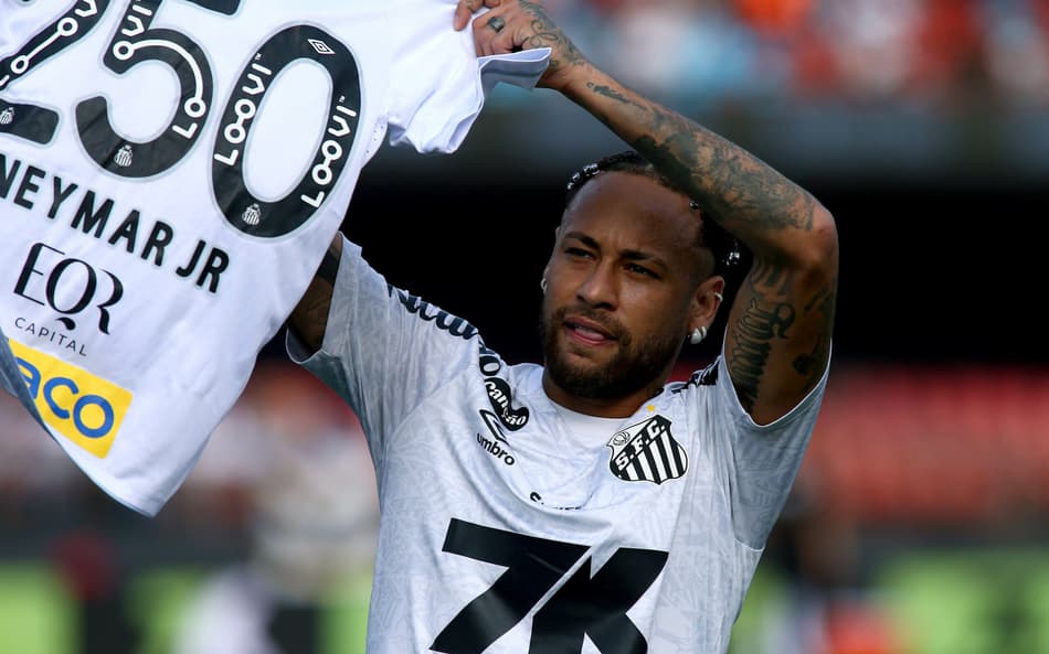 Neymar recebeu uma homenagem pelos 250 jogos com a camisa do Santos. (Foto: Mauricio De Souza/AGIF)