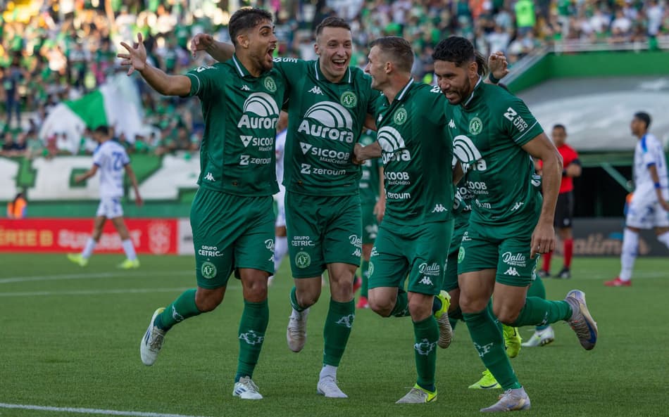 Walter Clar comemora um dos gols da Chapecoense na vitória sobre o Paysandu (Liamara Polli/AGIF)