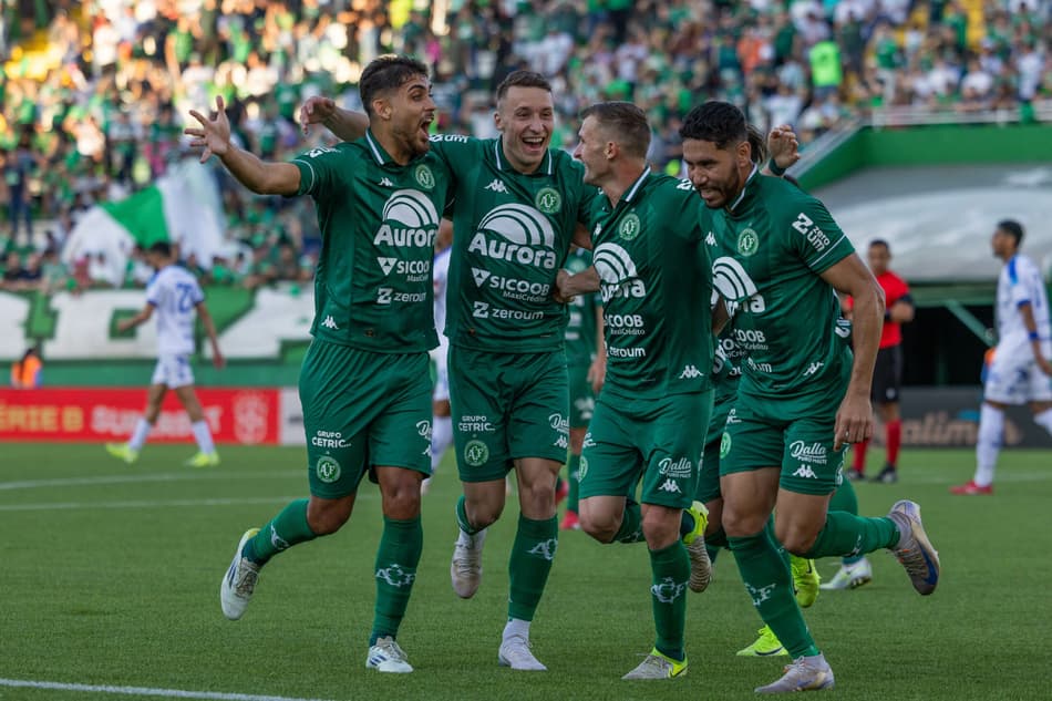 Walter Clar comemora um dos gols da Chapecoense na vitória sobre o Paysandu (Liamara Polli/AGIF)