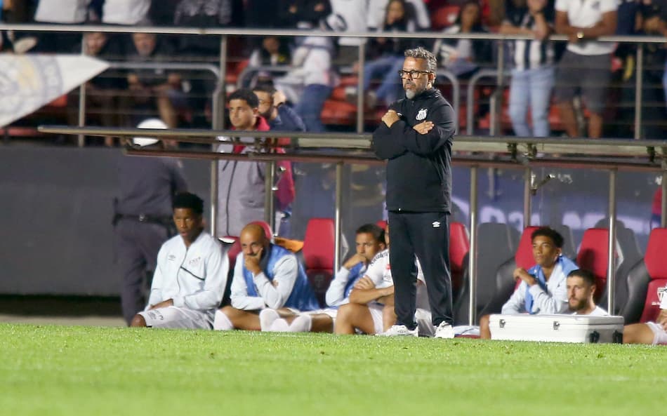 Após desastre diante do Vasco, Santos inicia busca por novo técnico