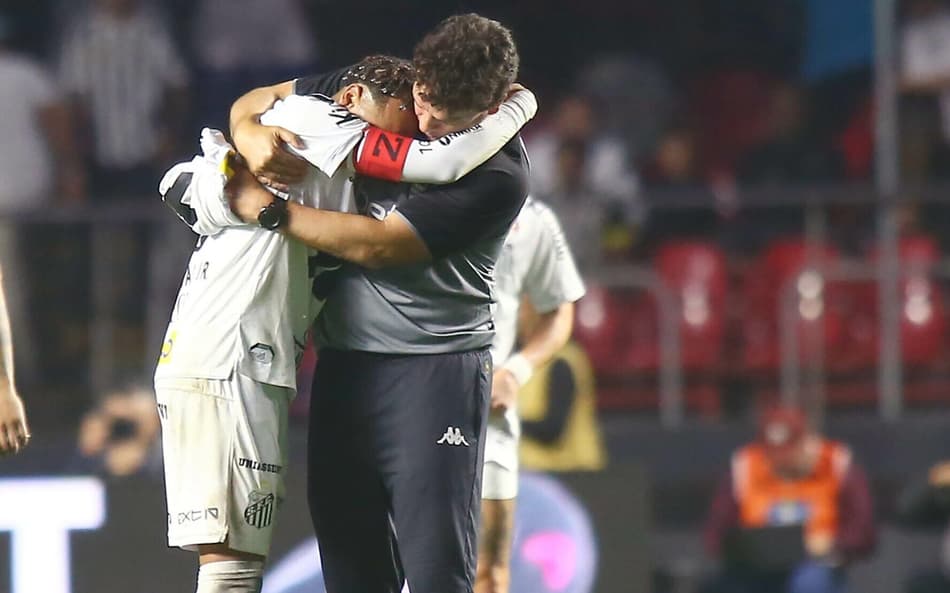 Neymar e Diniz se abraçaram após Santos x Vasco