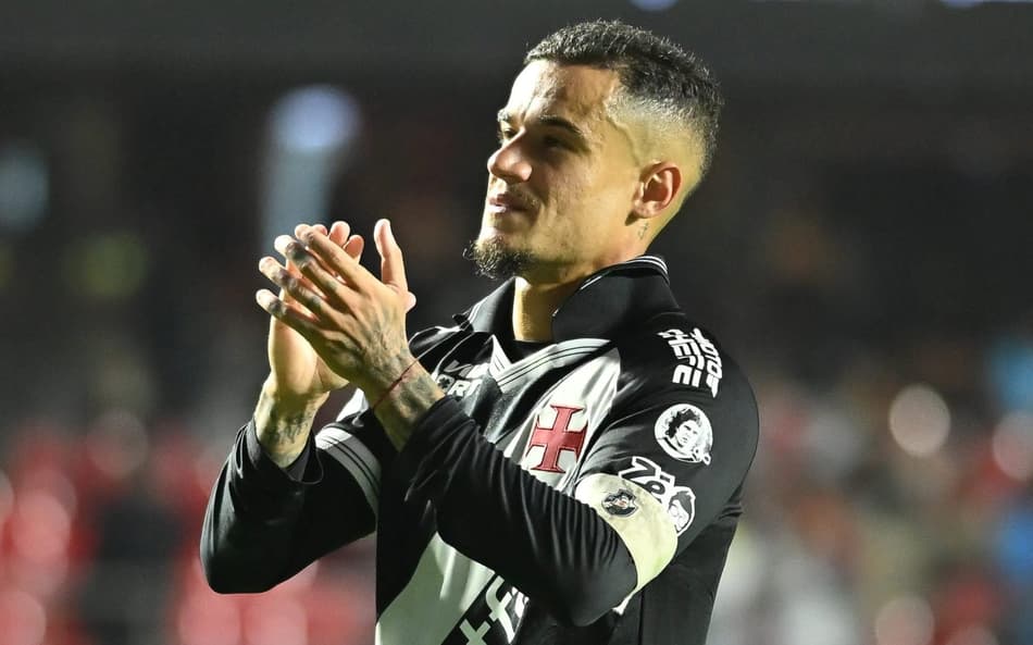 Coutinho comemora vitória do Vasco sobre o Santos (Foto: Jota Erre/AGIF)