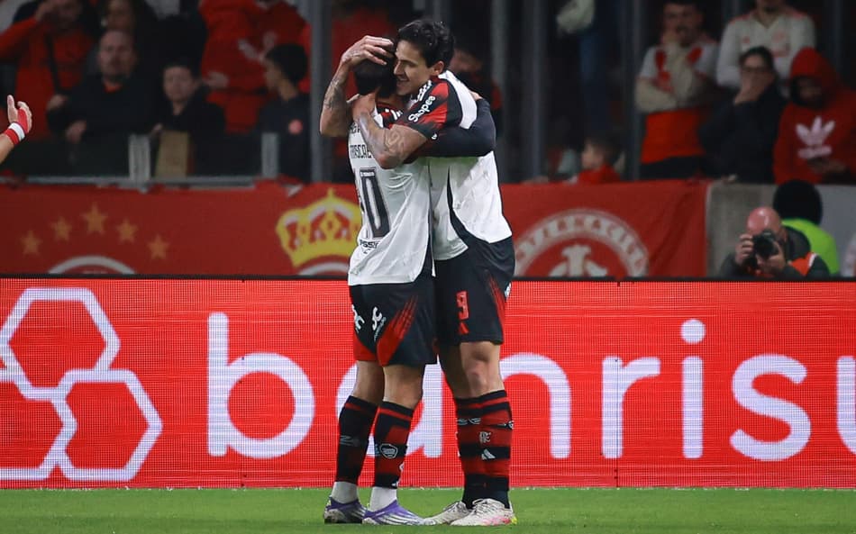 Arrascaeta e Pedro comemoram gol do Flamengo diante do Internacional (Foto: Maxi Franzoi/AGIF)