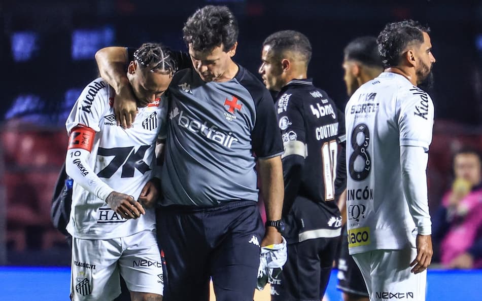 Neymar abraça Fernando Diniz no Morumbis após goleada por 6 a 0 do Vasco diante do Santos. (Foto: Marcello Zambrana/AGIF)