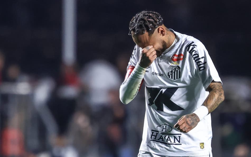 Neymar deixa o gramado chorando após a goleada do Santos diante do Vasco no Morumbis. (Foto: Marcello Zambrana/AGIF)