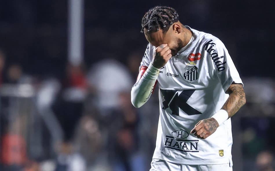 Neymar deixa o gramado chorando após a goleada do Santos diante do Vasco no Morumbis. (Foto: Marcello Zambrana/AGIF)