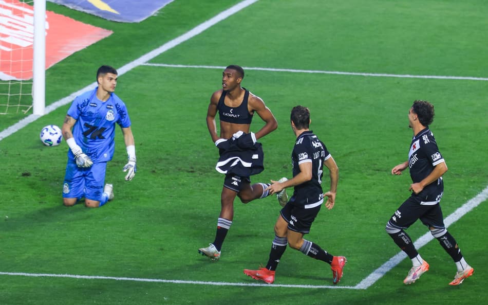 Gabriel Brazão tem 35 jogos com a camisa do Santos nesta temporada. (Foto: Marcello Zambrana/AGIF)