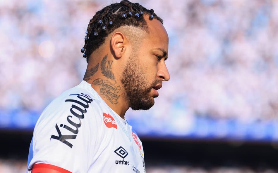 Neymar sofreu um edema na coxa e está fora da convocação da Seleção Brasileira. (Foto: Marcello Zambrana/AGIF)