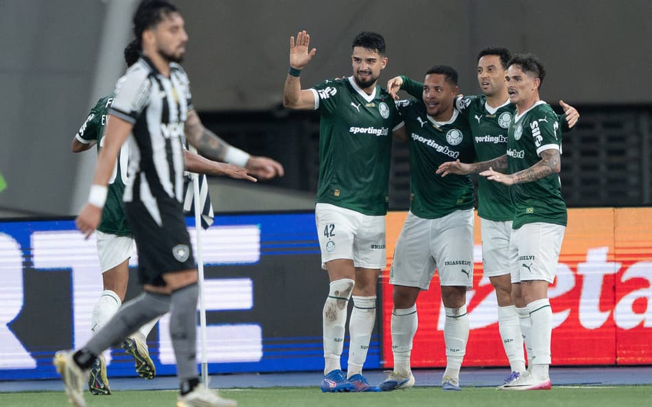Palmeiras comemora gol de Felipe Anderson contra o Botafogo (Foto: Jorge Rodrigues/AGIF)