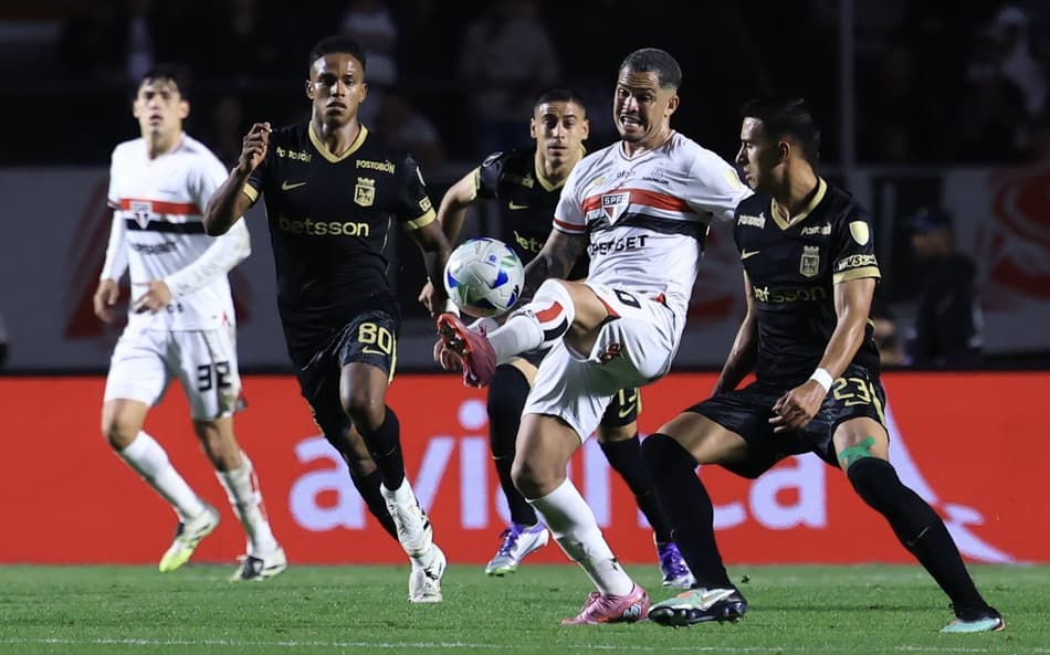 Luciano tenta levar a melhor sobre os rivais em São Paulo e Atlético Nacional (Foto: Marcello Zambrana/AGIF)