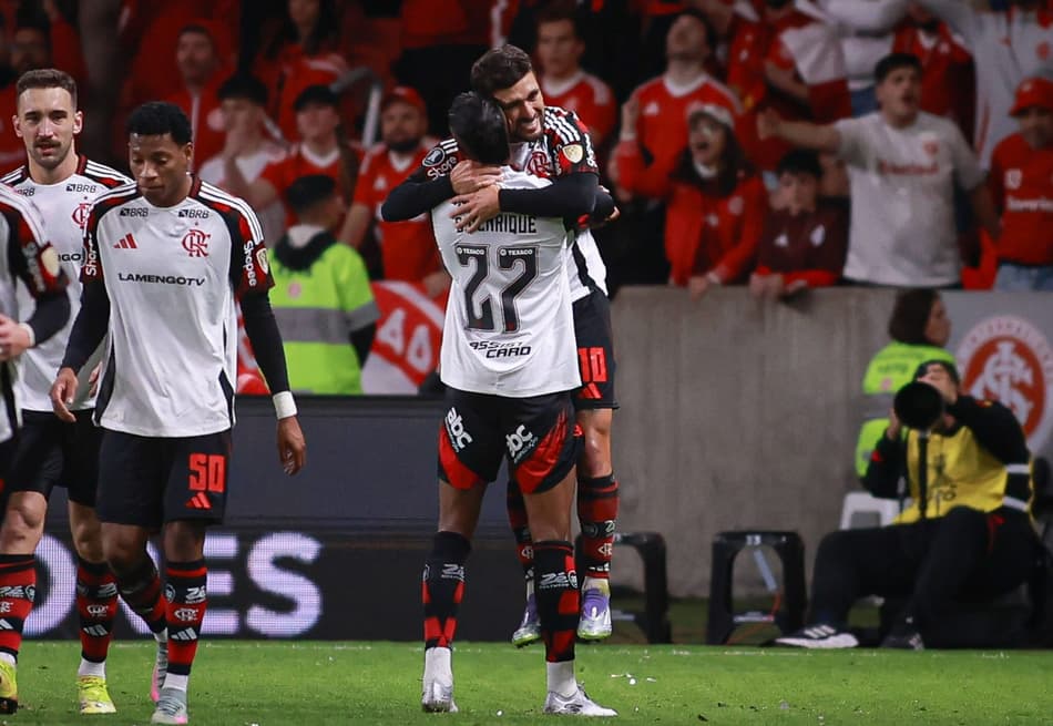 Flamengo comemora gol diante do Internacional (Foto: Maxi Franzoi/AGIF)