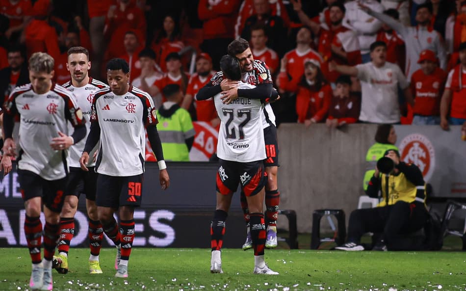 Flamengo comemora gol diante do Internacional (Foto: Maxi Franzoi/AGIF)