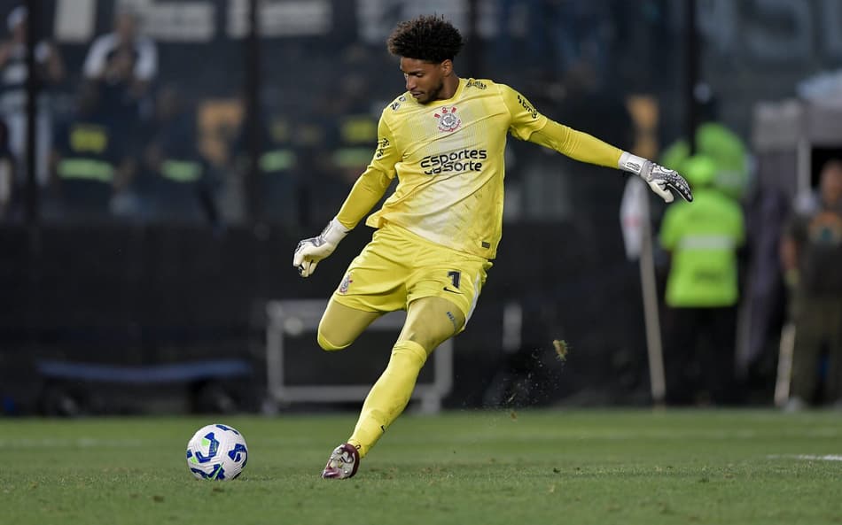 Hugo Souza acumula 40 jogos pelo Corinthians nesta temporada. (Foto: Thiago Ribeiro/AGIF)