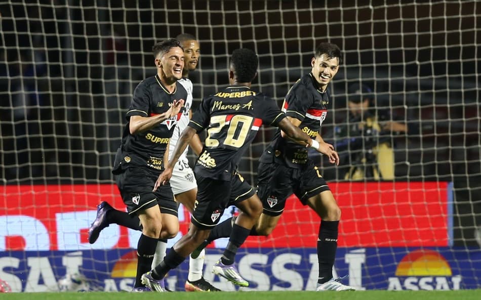 Pablo Maia, do São Paulo, comemora seu gol contra o Atlético-MG no Morumbis