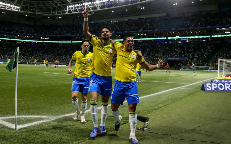 Palmeiras comemora gol diante do Sport (Foto: Marlon Costa/AGIF)