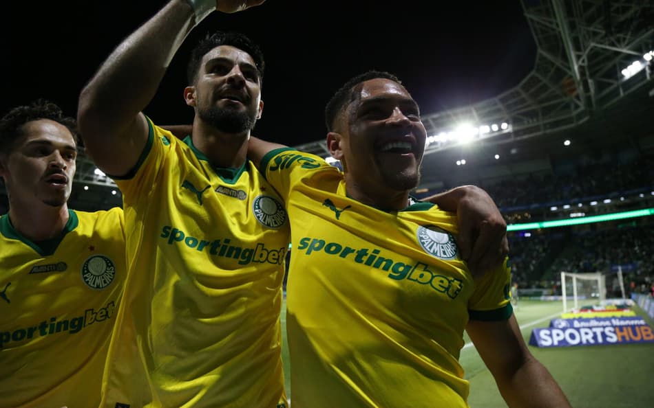 Flaco López e Vitor Roque, atacantes do Palmeiras (Foto: Marlon Costa/AGIF)