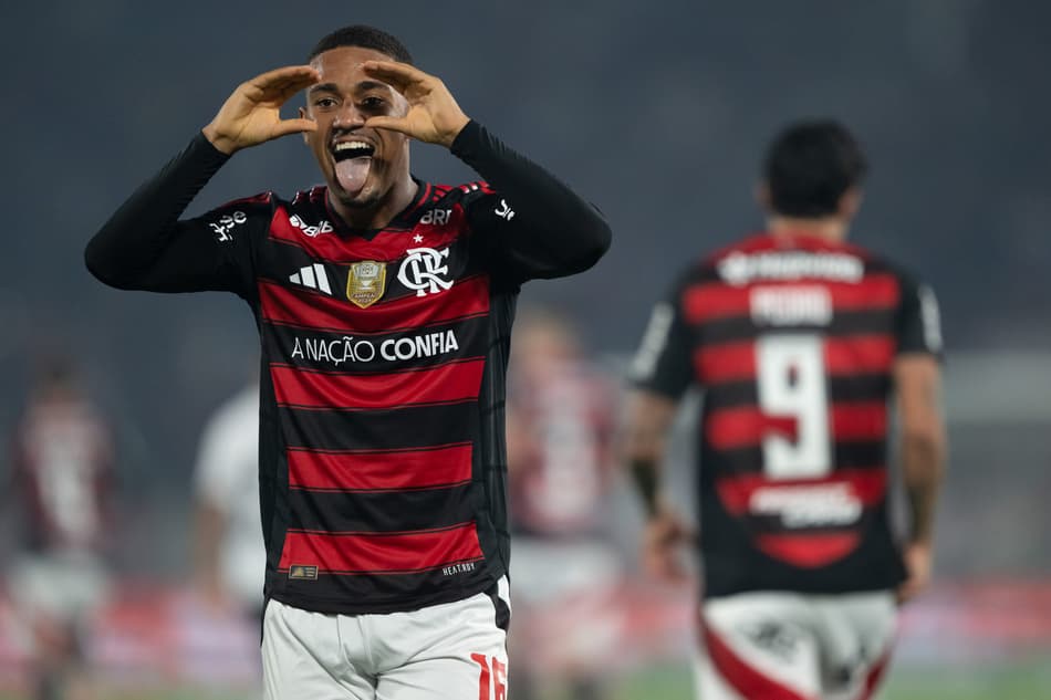 Samuel Lino comemora gol do Flamengo (Foto: Jorge Rodrigues/AGIF)