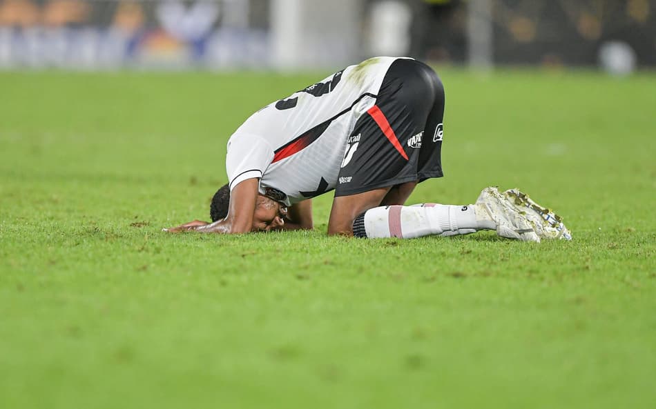 Jogador do Vitória lamenta goleada vexatória no Maracanã (Foto: Thiago Ribeiro/AGIF)