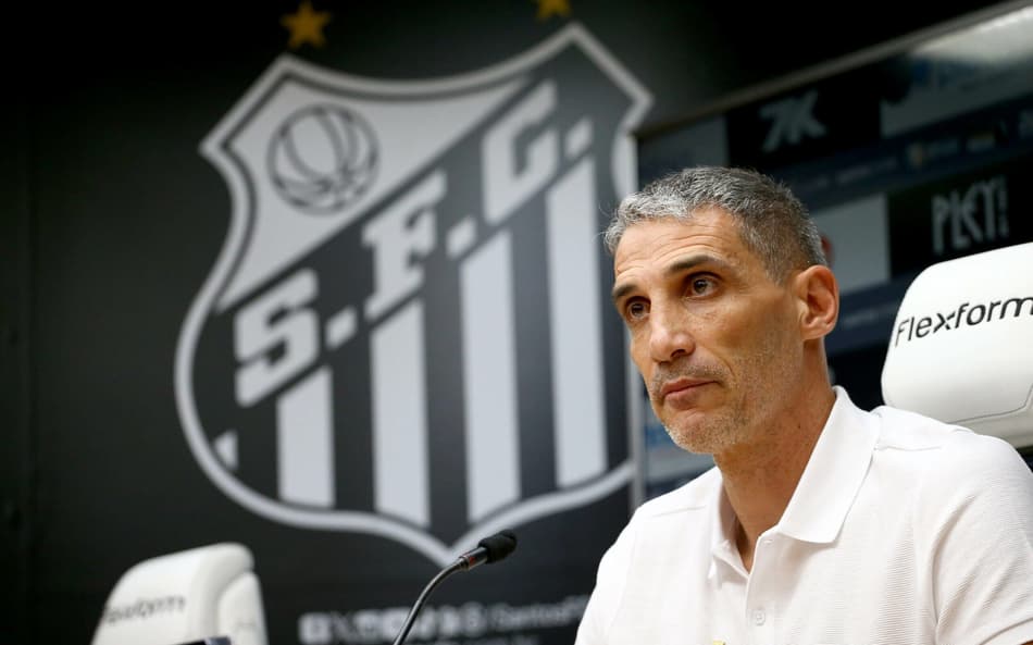 Juan Pablo Vojvoda assume o comando do Santos (Foto: Mauricio De Souza/AGIF)