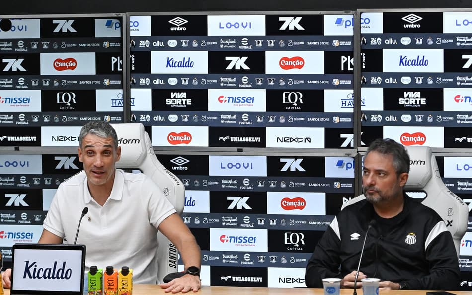 Vojvoda ao lado do Diretor Executivo de Futebol do Santos, Alexandre Mattos. (Foto: Jota Erre/AGIF)