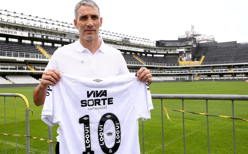 Vojvoda ganha de presente do Diretor Executivo Alexandre Mattos a camisa 10 de Neymar. (Foto: Mauricio De Souza/AGIF)