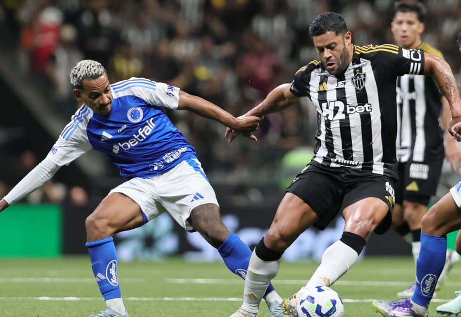 Hulk cercado por Matheus Pereira, Lucas Romero e Lucas Silva no Atlético-MG x Cruzeiro (Foto: Gilson Lobo/AGIF)