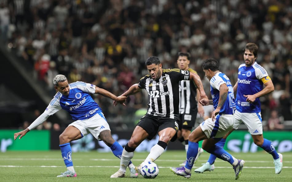 Hulk cercado por Matheus Pereira, Lucas Romero e Lucas Silva no Atlético-MG x Cruzeiro (Foto: Gilson Lobo/AGIF)