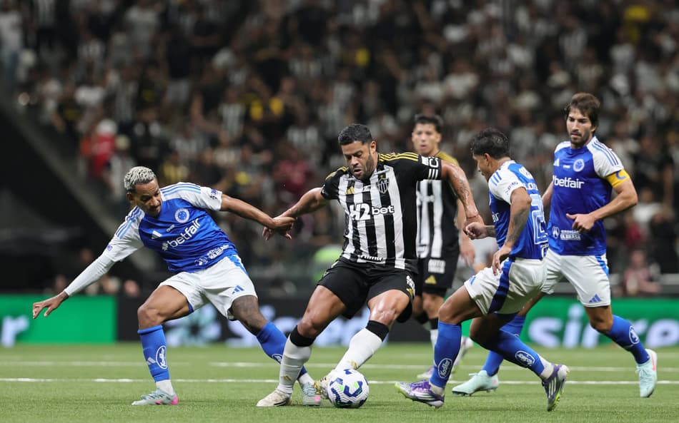 Hulk cercado por Matheus Pereira, Lucas Romero e Lucas Silva no Atlético-MG x Cruzeiro (Foto: Gilson Lobo/AGIF)