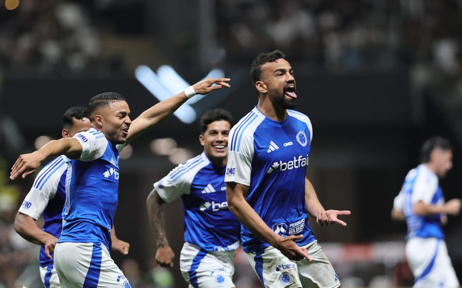 Fabricio Bruno jogador do Cruzeiro comemora seu gol durante partida contra o Atletico-MG no estadio Arena MRV pelo campeonato Copa Do Brasil 2025 (Foto: Gilson Lobo/AGIF)