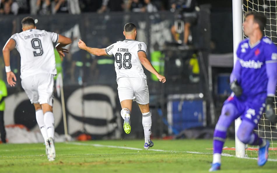 Arthur Cabral comemora gol do Botafogo diante do Vasco pela Copa do Brasil (Foto: Thiago Ribeiro/AGIF)