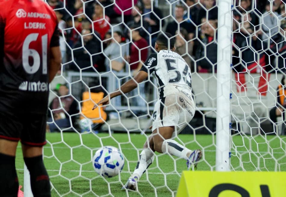 Corinthians leva vantagem histórica contra Athletico na Arena da Baixada
