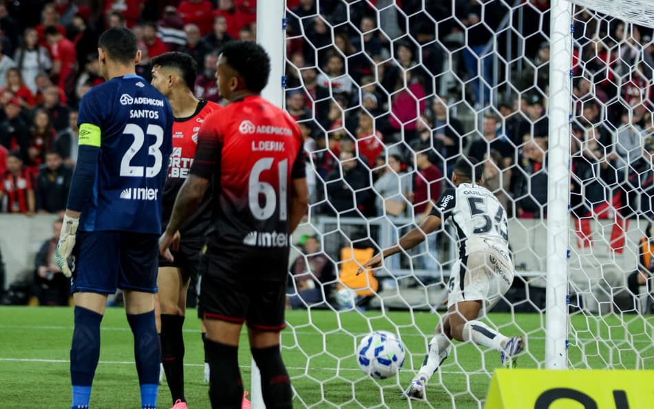 Gui Negão marcou o gol da vitória do Corinthians (Foto: Robson Mafra/AGIF)