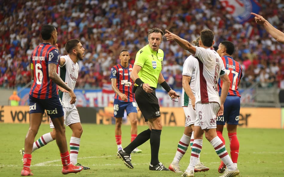 Raphael Claus em ação na partida entre Bahia e Fluminense (Foto: Marcio Jose/AGIF)