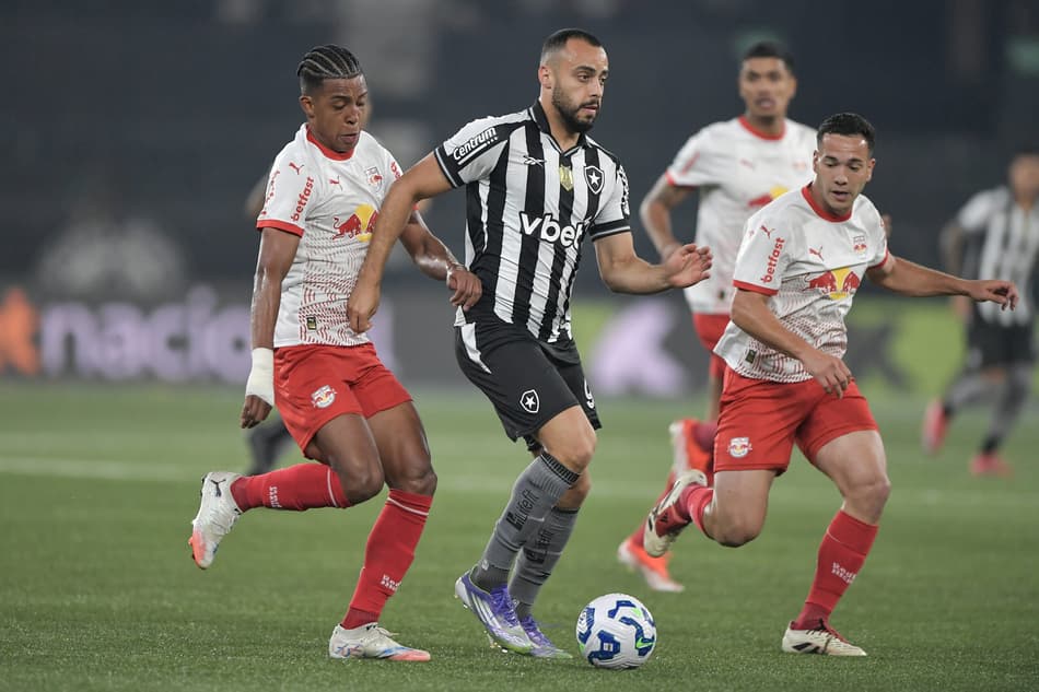 Arthur Cabral em Botafogo x Bragantino (Foto: Thiago Ribeiro/AGIF)