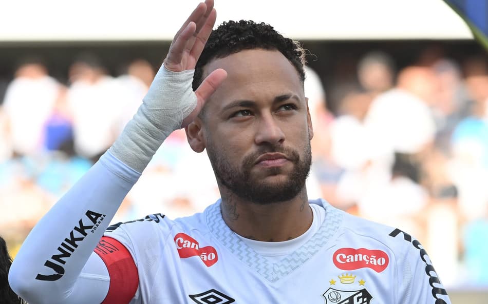 Neymar em ação pelo Santos contra o Fluminense