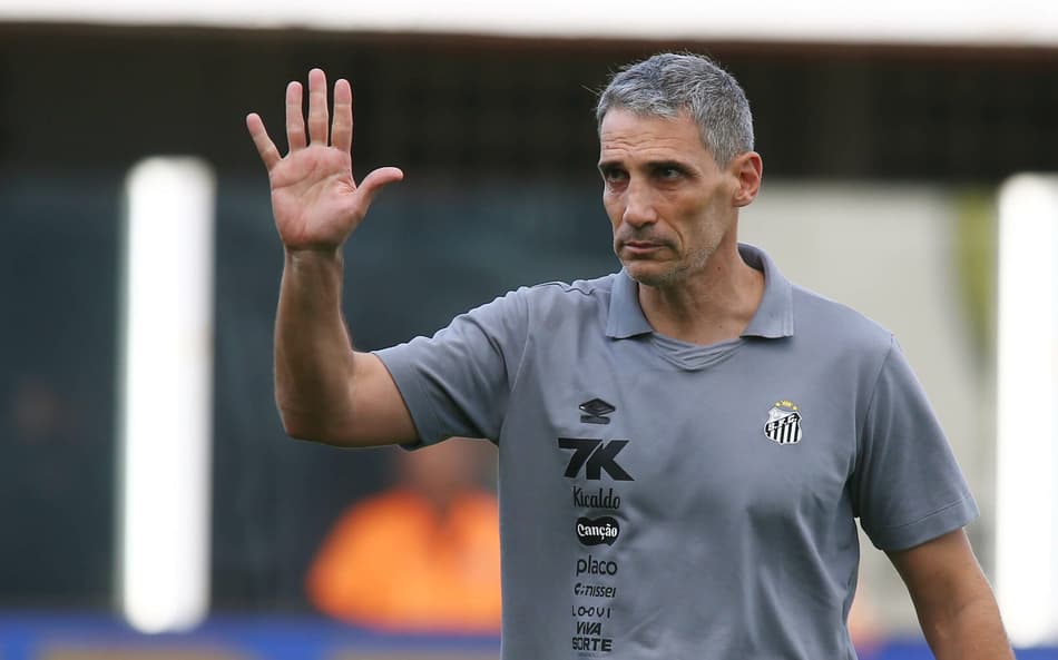 Vojvoda fez a estreia no comando do Santos diante do Fluminense. (Foto: Mauricio De Souza/AGIF)