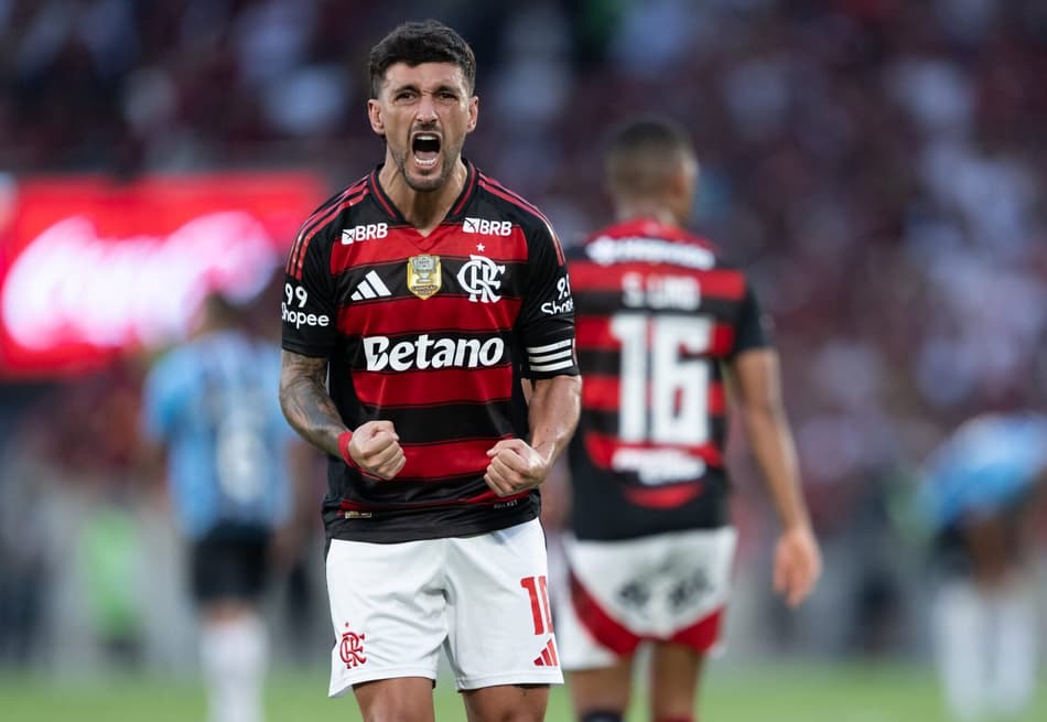 Arrascaeta comemora gol diante do Grêmio (Foto: Jorge Rodrigues/AGIF)