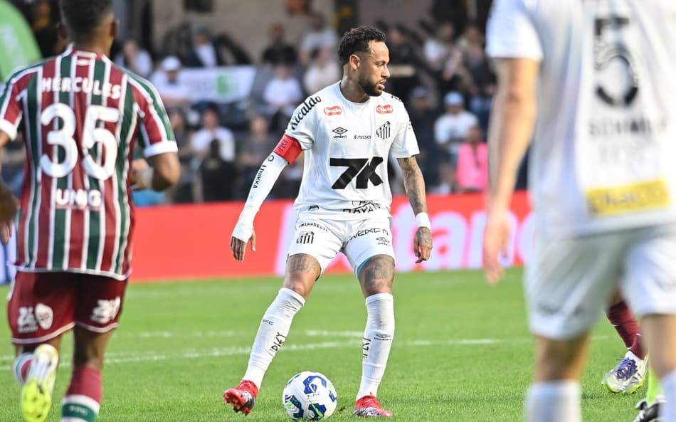 Neymar retornou de suspensão e foi titular no duelo contra o Fluminense, na Vila Belmiro. (Foto: Jota Erre/AGIF)