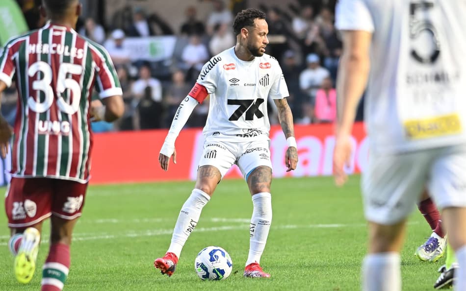 Neymar retornou de suspensão e foi titular no duelo contra o Fluminense, na Vila Belmiro. (Foto: Jota Erre/AGIF)