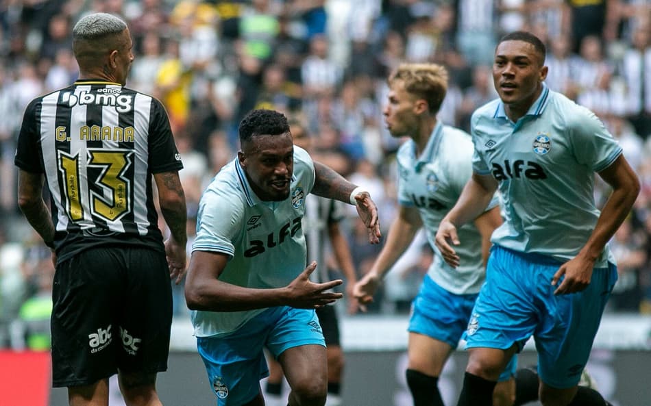 Edenilson comemora gol do Grêmio contra do Atlético-MG