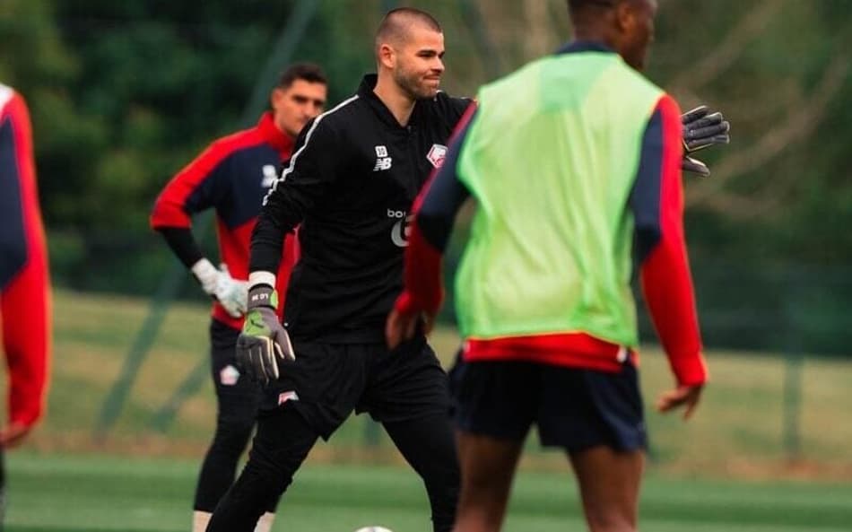 Alvo do PSG, Lucas Chevalier durante treino do Lille na última temporada