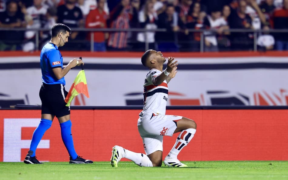 André Silva comemora seu gol no jogo do São Paulo contra o Atlético Nacional pela Libertadores
