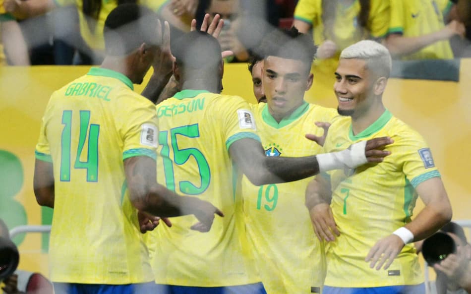 Andreas Pereira comemora com Igor Jesus, Gerson e Gabriel Magalhães em Brasil x Peru. (Foto: NELSON ALMEIDA AFP)