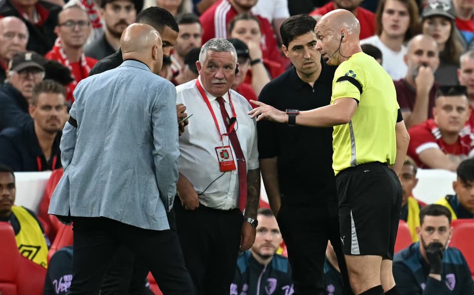 Anthony Taylor conversa com treinadores de Liverpool e Bournemouth após suposto caso de racismo