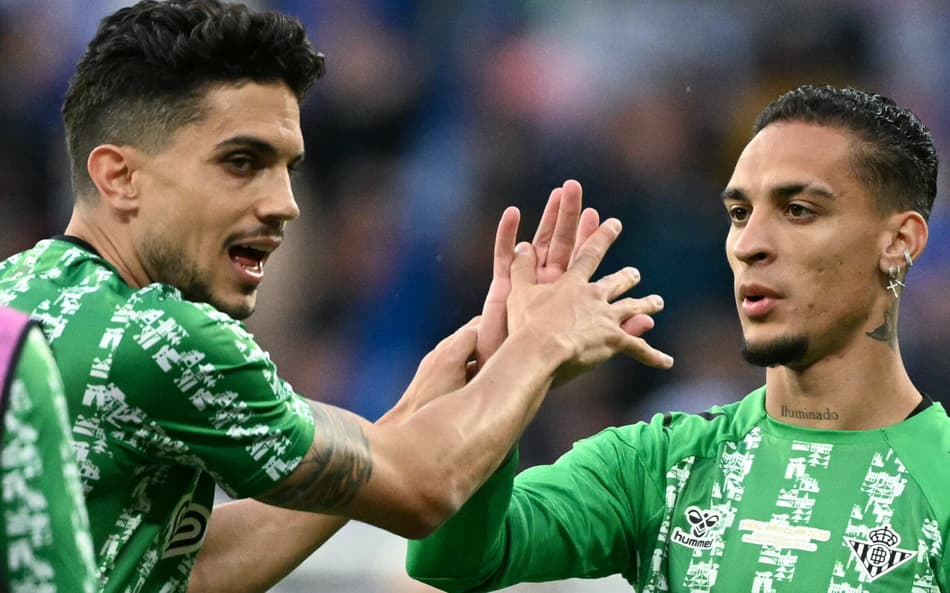 Antony cumprimenta Bartra antes da final da Conference League entre Betis e Chelsea