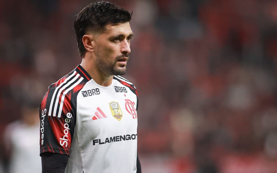 Arrascaeta em ação pelo Flamengo diante do Internacional, pela 20ª rodada do Brasileirão (Foto: Maxi Franzoi/AGIF)