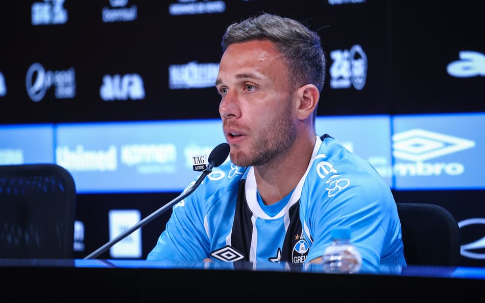 Arthur em sua entrevista coletiva de apresentação no Grêmio. (Foto: Lucas Uebel/Grêmio FBPA)