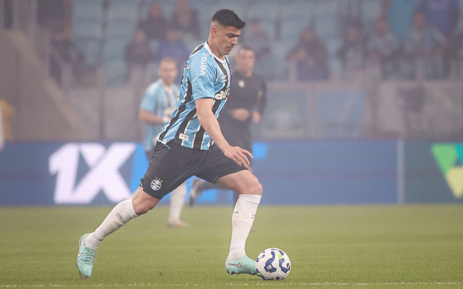 Balbuena com a bola em jogo do Grêmio. (Foto: Maxi Franzoi/AGIF)