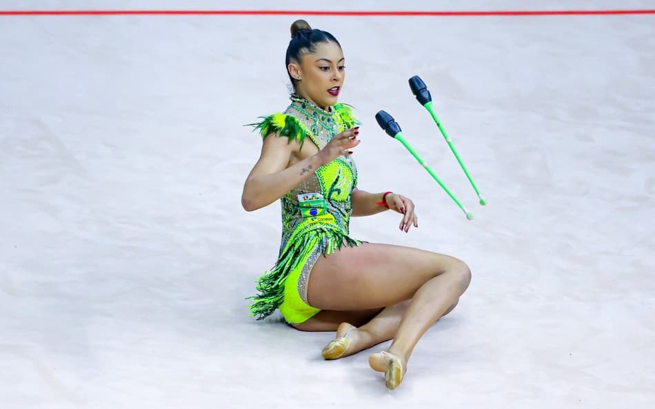 Barbara Domingos com as maças no Mundial de Ginástica Rítmica (Foto: Wander Roberto / CBG)