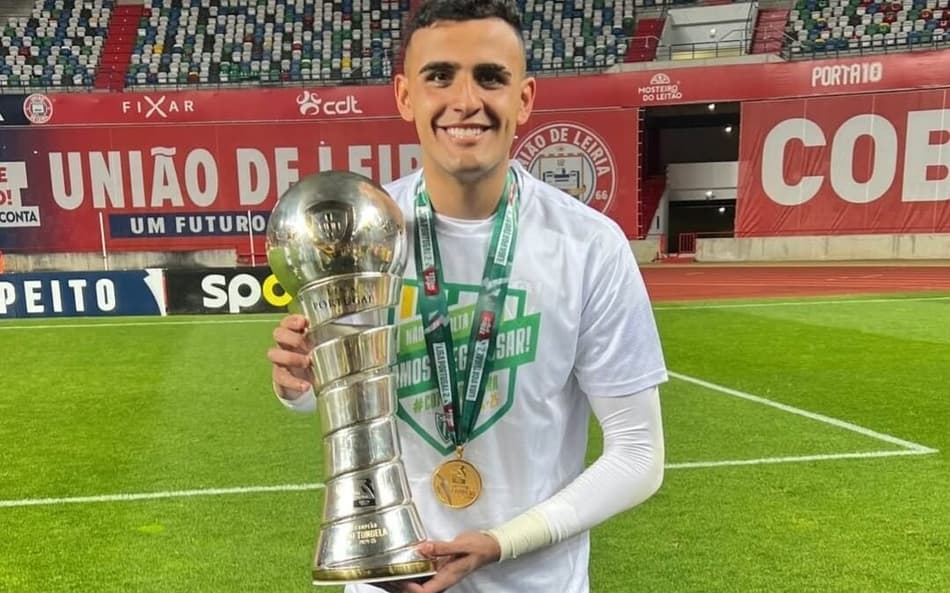 Bernardo Fontes com o troféu conquistado com o Tondela da segunda divisão portuguesa